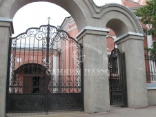 Церковь Жен-мироносиц, Калуга (кованые ворота, забор, козырек)
